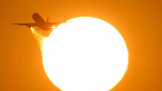 Flugzeug bei Sonnenuntergang