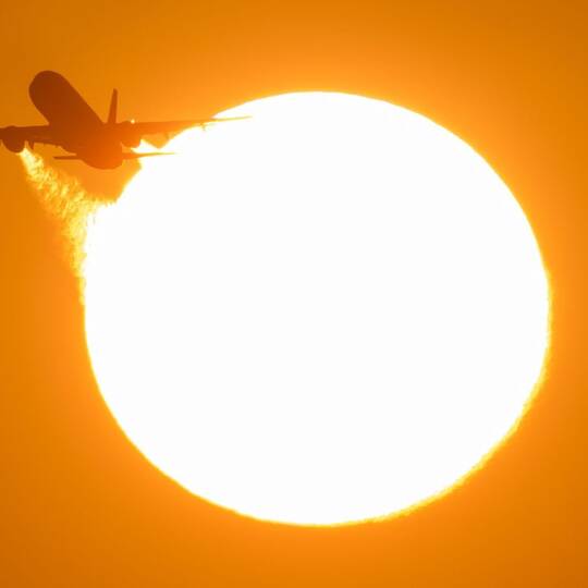 Flugzeug bei Sonnenuntergang