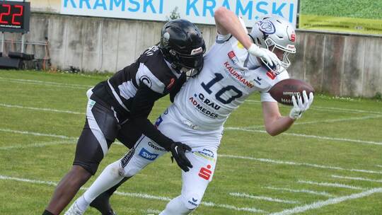Von den Berlin Rebels zu Fall gebracht: Die Pforzheim Wilddogs (rechts Andrew John Coons) verloren ihr erstes Heimspiel, auswärt