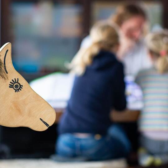 Kinder machen Hausaufgaben