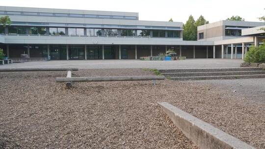 Das Gebäude der Ispringer Otto-Riehm-Schule stammt aus den 1970er-Jahren. Lob gibt es von der Rektorin für die bereits angelaufe