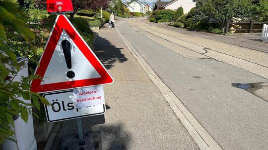 Dieser Warnhinweis der Gemeinde über Ameisenströme bereitet den Bewohnern der Panoramastraße in Öschelbronn große Sorgen. Tschan