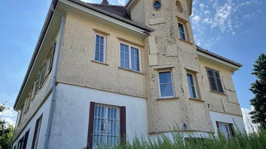 Das ortsprägende alte Pfarrhaus in Langenbrand. Archivoto: Krivec
