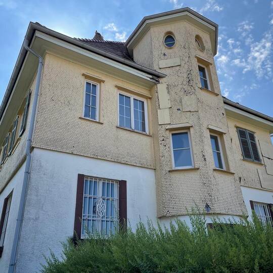 Das ortsprägende alte Pfarrhaus in Langenbrand. Archivoto: Krivec