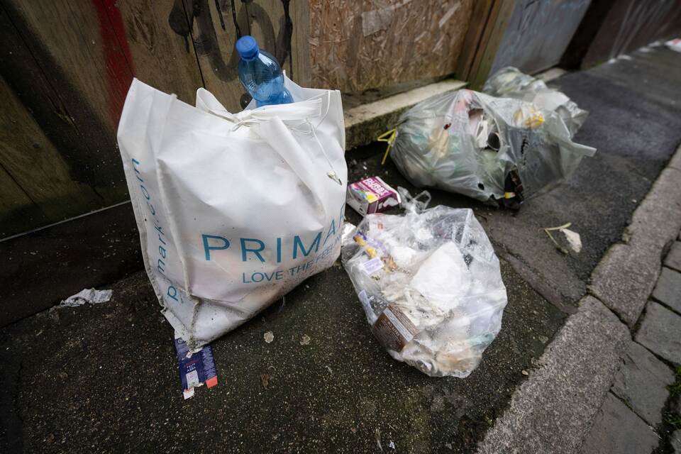Müllsäcke und Abfall auf einem Gehweg Müllsäcke und Abfall auf einem Gehweg