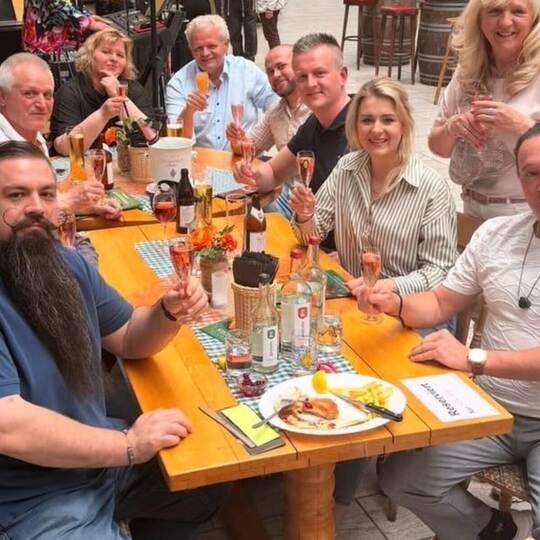Frank Daudert (sechster von rechts) wundert darüber, wie die AfD seine Gastfreundschaft öffentlich politisiere. screenshot-Insta