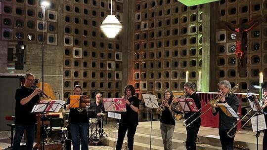 Axel Pfrommer (links) und das „ChristusBrass Ensemble“ spielen Melodien von allen Kontinenten. Steffen Reinhold