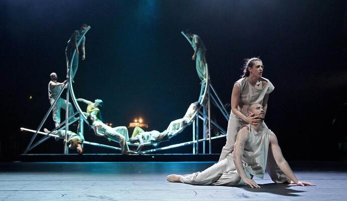 Spektakulär und beklemmend: Theater Pforzheim wagt Verschmelzung von Oper und Ballett