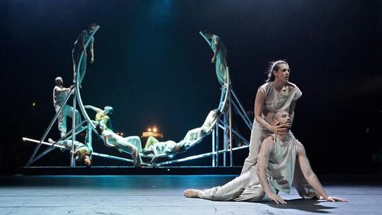Kraftvoll wirkt die Choreografie – vorne die Tänzer Eleonora Pennacchini und Willer Rocha. Jochen Klenk/Theater Pforzheim