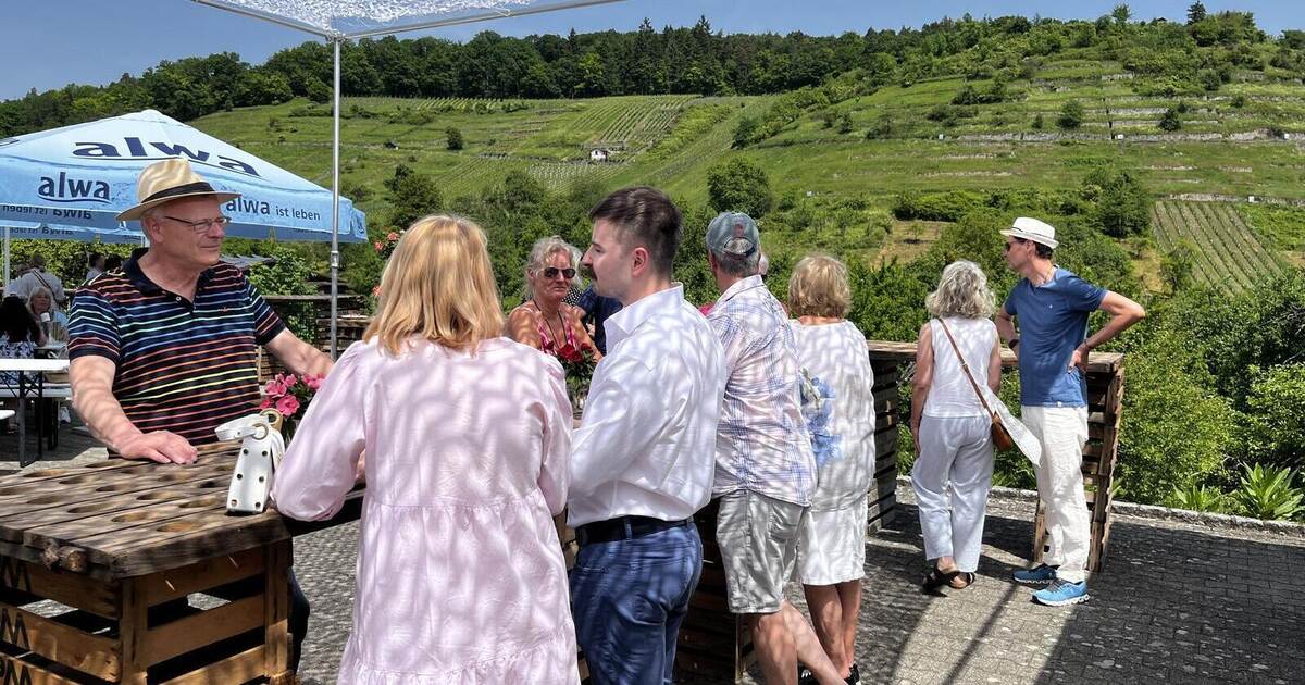 Between vines and tradition: Hundreds of guests enjoy the atmosphere at ...