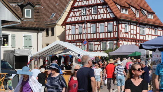 Schon gegen 10 Uhr ist der Markt proppenvoll und jeder Schattenplatz willkommen.
