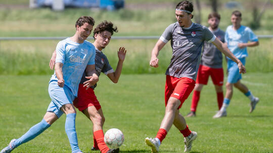Der Türkische SV Mühlacker (rote Hosen) setzt sich im Derby gegen die Fvgg 08 Mühlacker mit 4:1 durch. Fotomoment