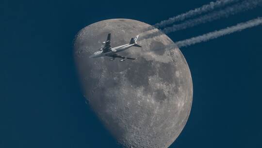 Mond mit Flugzeug Mond mit Flugzeug