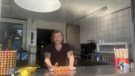 Stefan Kling ist einigen als Musiker von „Flowers on Monday“ und „Masou & Leise“ bekannt. Jetzt packt er in Schellbronn hinter d