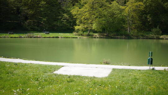 Freie Sicht: Nur noch ein Betonfundament zeugt vom Platz, wo der Pavillon stand. Kastner