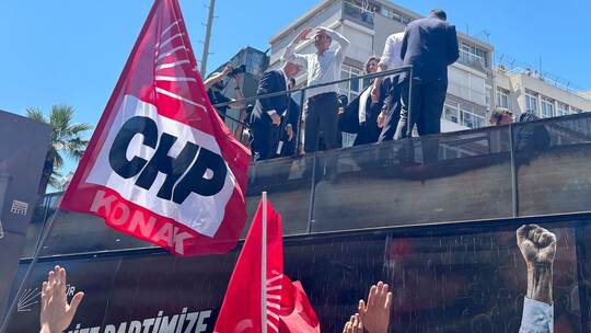 Der Oppositionspolitiker Özgür Özel spricht auf einer Kundgebung