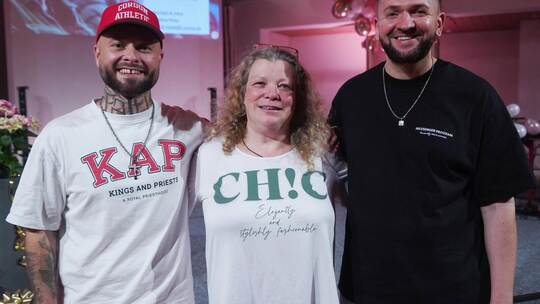 Evangelistin Silke Vierhock freut sich über das gelungene Konzert der beiden Gospelrapper Jefo (links) und Anelko zum Jubiläum d