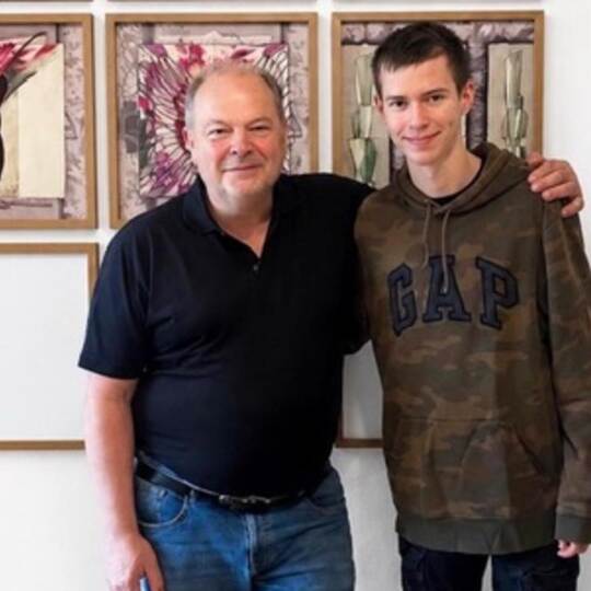 Zwei Künstler, zwei Welten: René Dantes (links) und Tobias Nauheim vor ihrem gemeinsamen Werk in Arbeit, „Dialog I“.Alexa Schaub