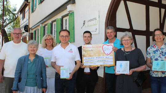 Über die neuen Schilder des Hugenotten- und Waldenserpfades freuen sich in Wiernsheim am Samstag Peter Peck (von links), Renate