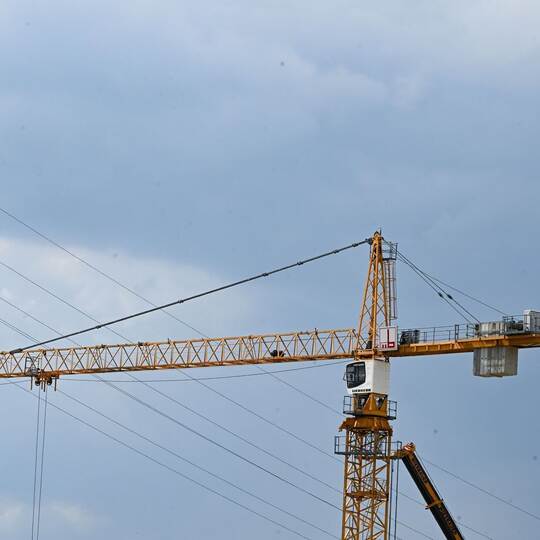 Stromschlag auf Baustelle – Kran kommt Oberleitung zu nah