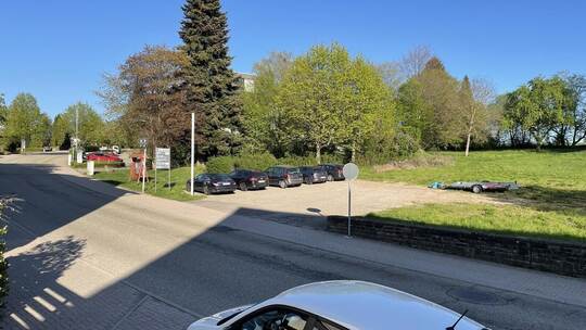 In der Dobler Ortsmitte direkt an der Hauptstraße wartet das Areal, auf dem früher das Hotel Funk stand, auf eine neue Bebauung.
