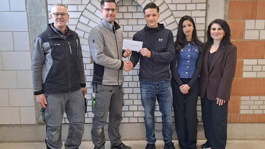 Die Ausbilder Klaus Walz und Fabian Bartz gratulieren Albanit Pajaziti , Rayna Marinova und Lehrkraft Hatice Tastan (von links).