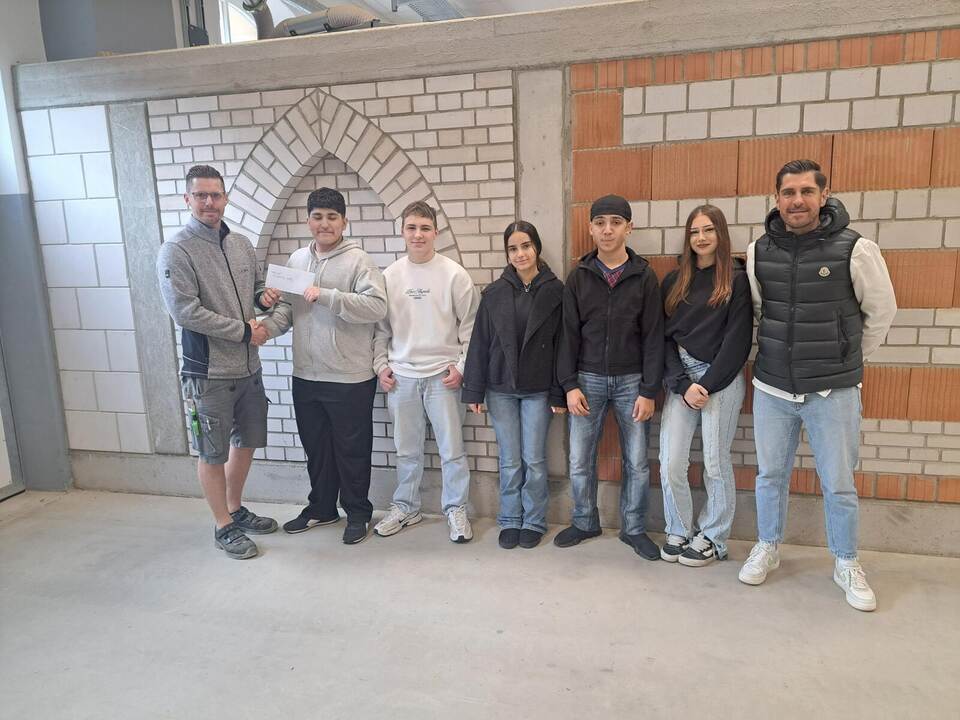 Auch Akif Dogruer, Vitali Korsun, Warvin Faris, Selim Delijaj, Selksandra Sofia Giske und Lehrkraft Antonio Baum (von links) fre
