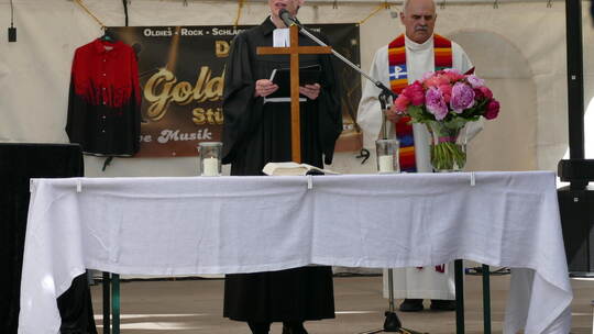 Die evangelische Pfarrerin Martina Walter und der katholische Pfarrer Georg Lichtenberger zelebrieren den ökumenischen Gottesdie