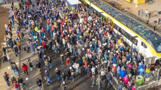 Riesiger Andrang in Althengstett beim Start der Hermann-Hesse-Bahn: Der Kreis Calw will mehr Tempo und schon bald Züge alle halb