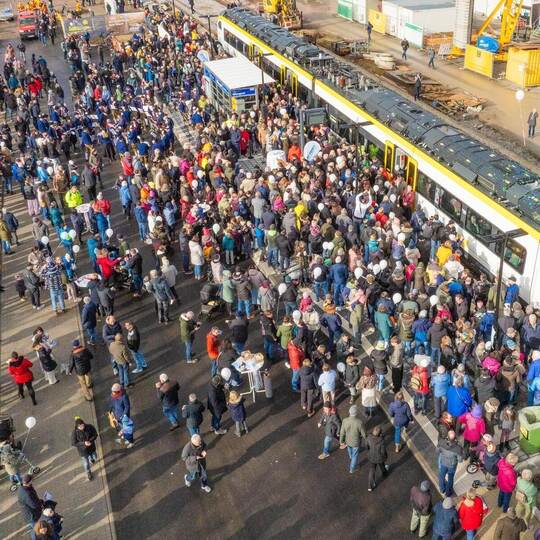 Riesiger Andrang in Althengstett beim Start der Hermann-Hesse-Bahn: Der Kreis Calw will mehr Tempo und schon bald Züge alle halb