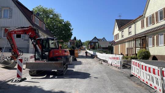 Die Arbeiten entlang der Dobler Straße in Schwann kommen gut voran, egal ob der Untergrund wieder die eine oder andere Überrasch