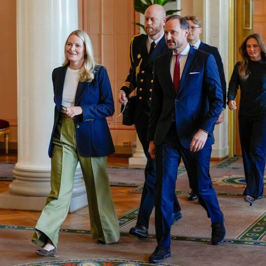 Mette-Marit mit Sauerstoffgerät bei offiziellem Termin