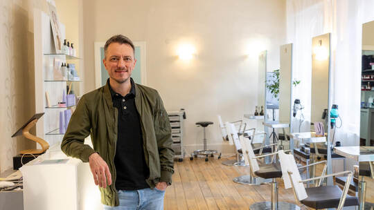 Noch ist er in seinem Salon „Absoluta“ in der Nordstadt anzutreffen. Aber nicht mehr lange: Walter Seewald treibt es zu neuen Uf