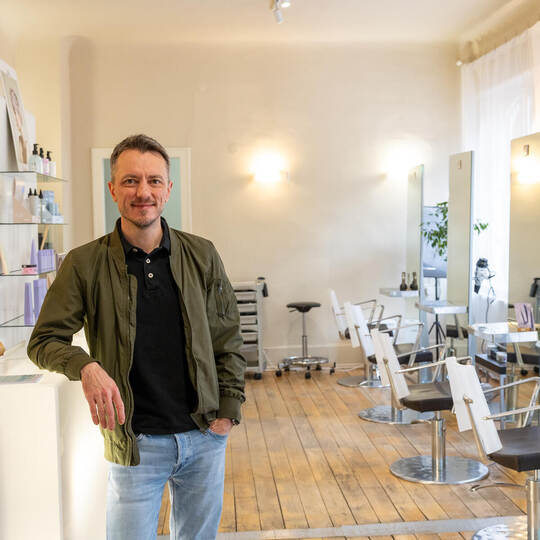 Noch ist er in seinem Salon „Absoluta“ in der Nordstadt anzutreffen. Aber nicht mehr lange: Walter Seewald treibt es zu neuen Uf