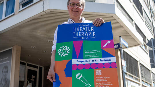 „Empathie & Entfaltung“ verspricht Dietrich Wagner, Leiter des Lore-Perls-Hauses in der Luisenstraße, den Besuchern des Theater-