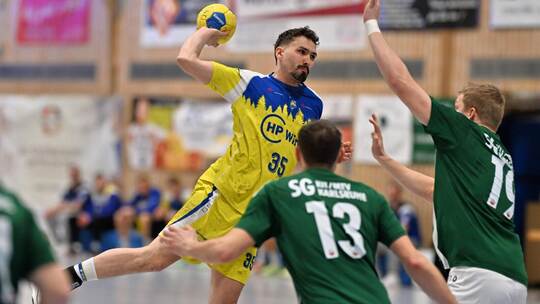Der HC Neuenbürg II (am Ball Aaron Breitenstein) hat sich nach dem Vizetitel in der Landesliga auch den Aufstieg in die Verbands