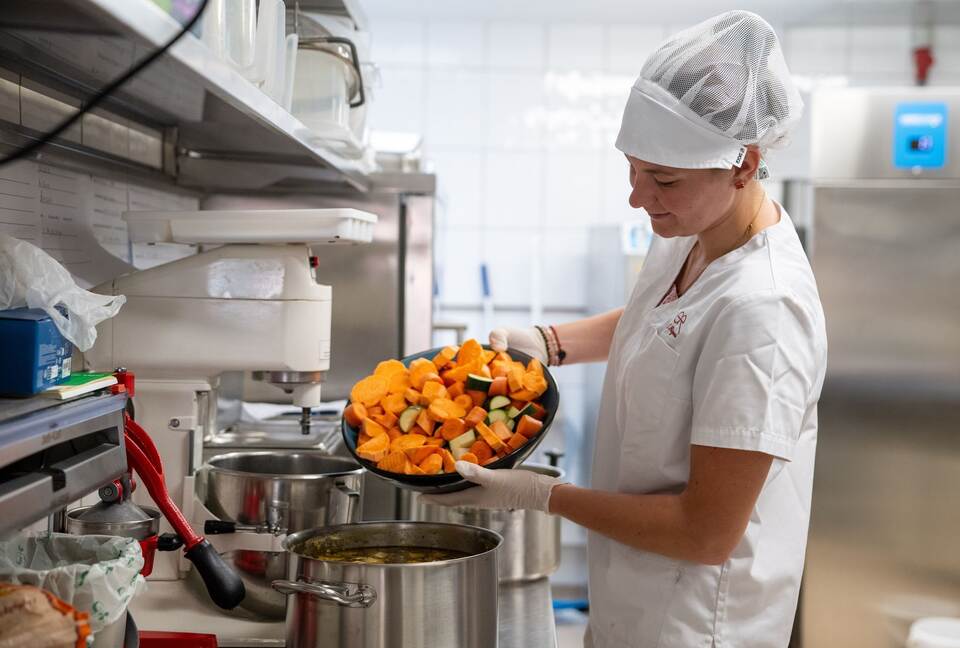 Eiscafé Rigoni stellt Hundeeis her Eiscafé Rigoni stellt Hundeeis her