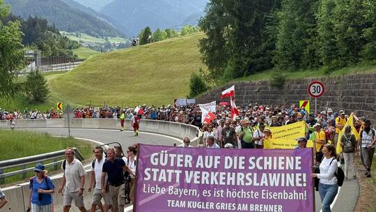 Demonstration und Totalsperre auf Brennerautobahn Demonstration und Totalsperre auf Brennerautobahn