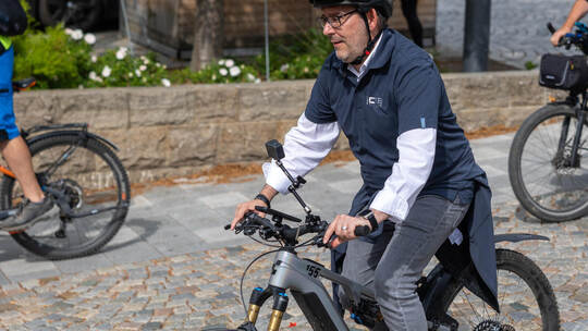 Auch Baubürgermeister Tobias Volle steigt gerne aufs Rad. Beim Stadtradeln können alle Teilnehmer wieder Kilometer sammeln. Röhr