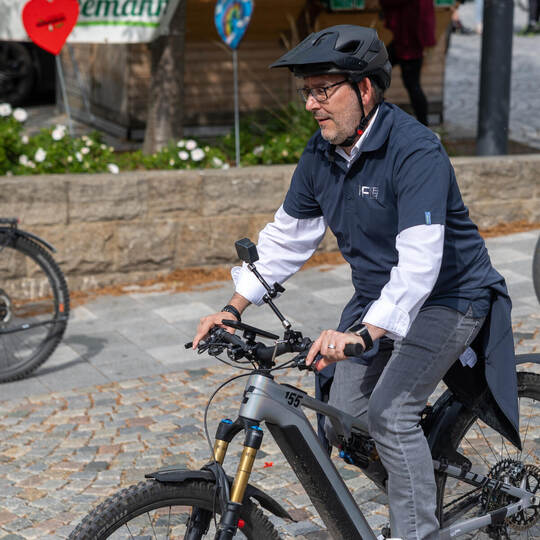 Auch Baubürgermeister Tobias Volle steigt gerne aufs Rad. Beim Stadtradeln können alle Teilnehmer wieder Kilometer sammeln. Röhr