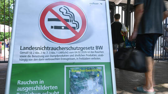 In Freibädern kann nicht mehr überall geraucht werden. Schilder weisen darauf hin. Bernd WeiSSbrod/picture alliance/dpa Neues Nichtraucherschutzgesetz