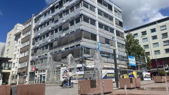 Die unteren Etagen des prominent gelegenen Gebäudes am Marktplatz 1 sind bereits eingerüstet. Dort möchte die Sparkasse Pforzhei