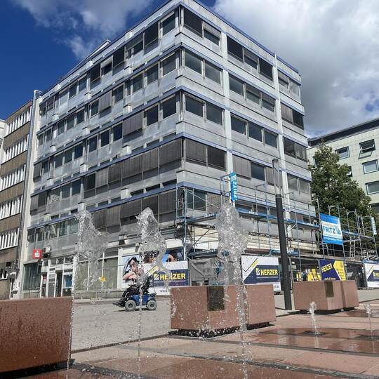 Das Gerüst am Marktplatz wird demnächst noch weiter wachsen. Die Sanierungs- und Neubauarbeiten beginnen demnächst.