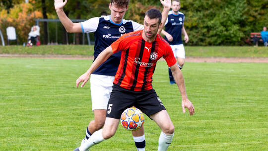 Der Pforzheimer Kreisliga-Zweite 1. FC Birkenfeld (vorn Marco Wurster, im Spiel gegen Buckenberg) trifft im ersten Spiel der Lan