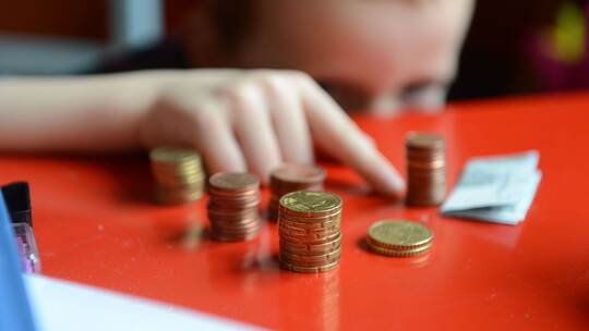 Wenig Geld für Schulhefte und Buntstifte Wenig Geld für Schulhefte und Buntstifte