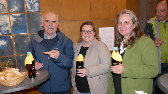 Genießen die Verkostung von Olivenöl in der Pforzheimer Barfüßerkirche (von links): Pfarrer Georg Lichtenberger, Kerstin Legler