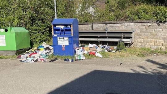 Neben dem nicht genehmigten Altkleidercontainer am Enztalradweg in Lomersheim häufte sich innerhalb kurzer Zeit der Müll. Die St