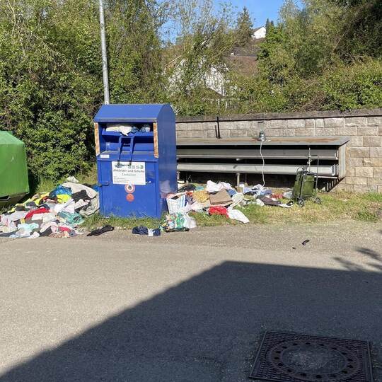 Neben dem nicht genehmigten Altkleidercontainer am Enztalradweg in Lomersheim häufte sich innerhalb kurzer Zeit der Müll. Die St