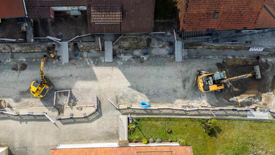 So sah die Ortsdurchfahrt Bauschlott Ende März aus. Der Bauabschnitt soll bis Ende Juni fertiggestellt sein. Foto: Meyer Baustelle B294 Bauschlott