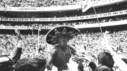 Fans tragen Pele zur Siegerehrung